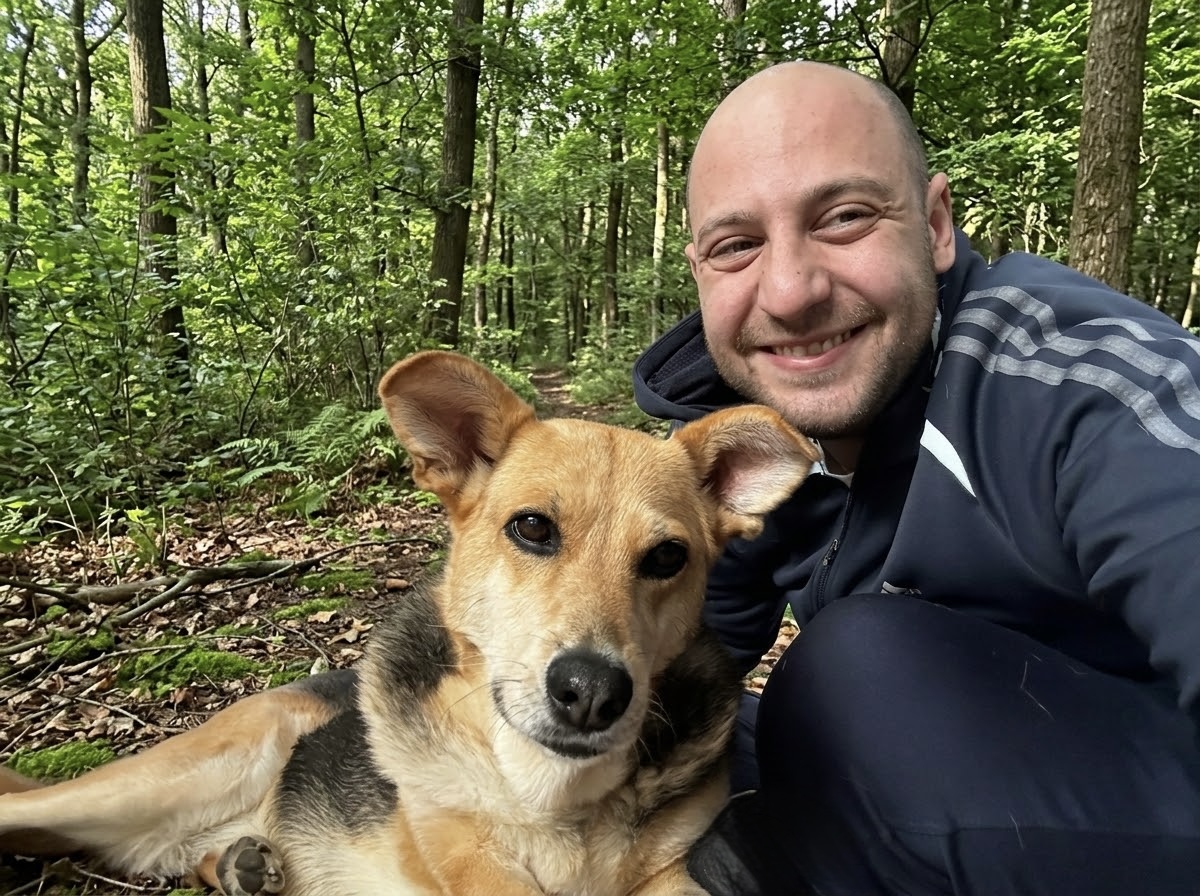 Philipp Roth und Benny lachen gemeinsam im Wald